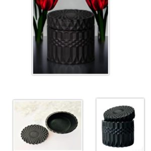 96801 POTICHE DE PORCELANA  NA COR PRETO  MEDIDAS: 8,5 X 8,5 X 9